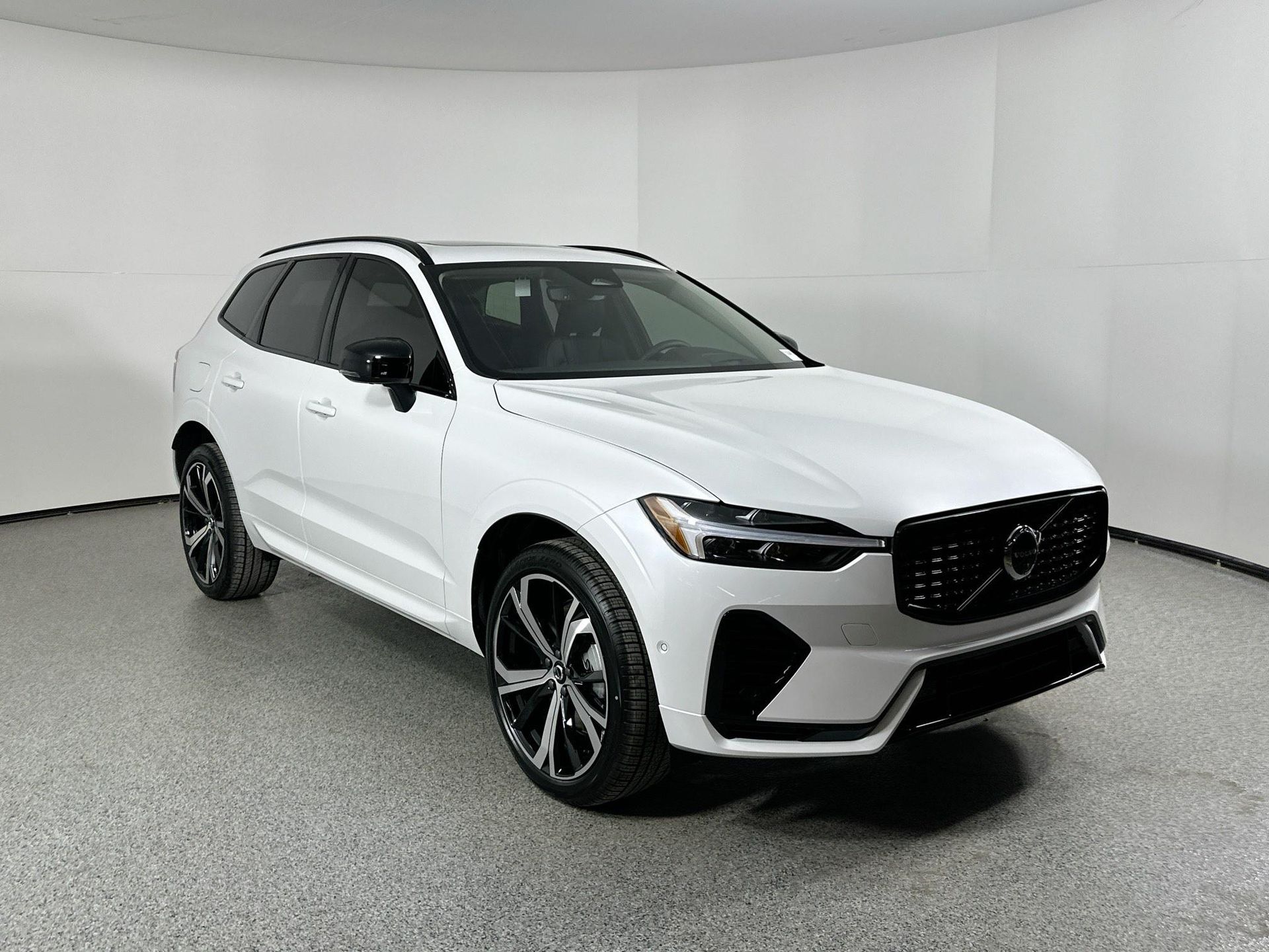 2025 Volvo XC60 T8 photo 3