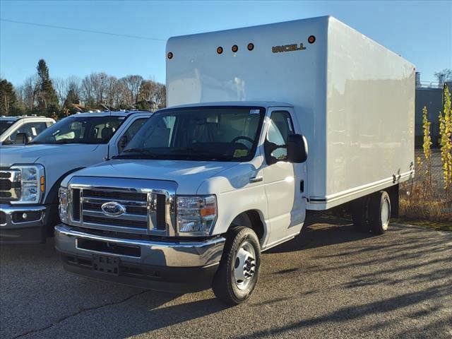 2025 Ford E-Series Cutaway Base's photo