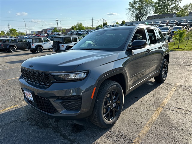 2025 Jeep Grand Cherokee Altitude photo 2