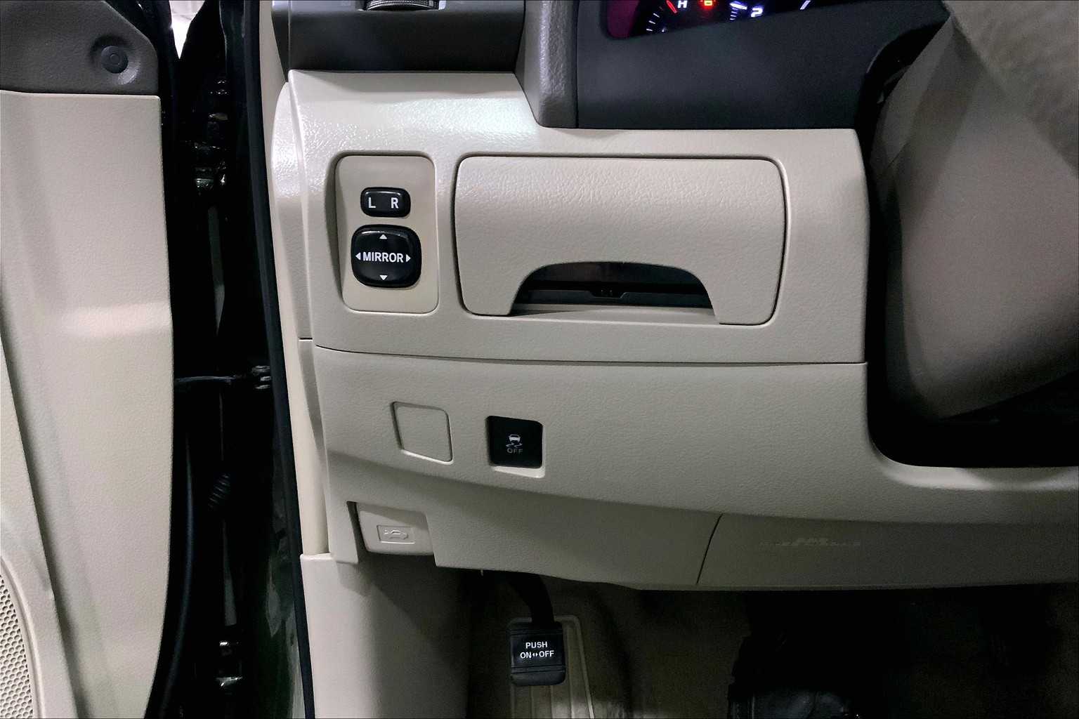 2011 Toyota Camry LE photo 30