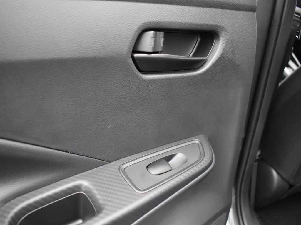 2025 Nissan Versa 1.6 S photo 13