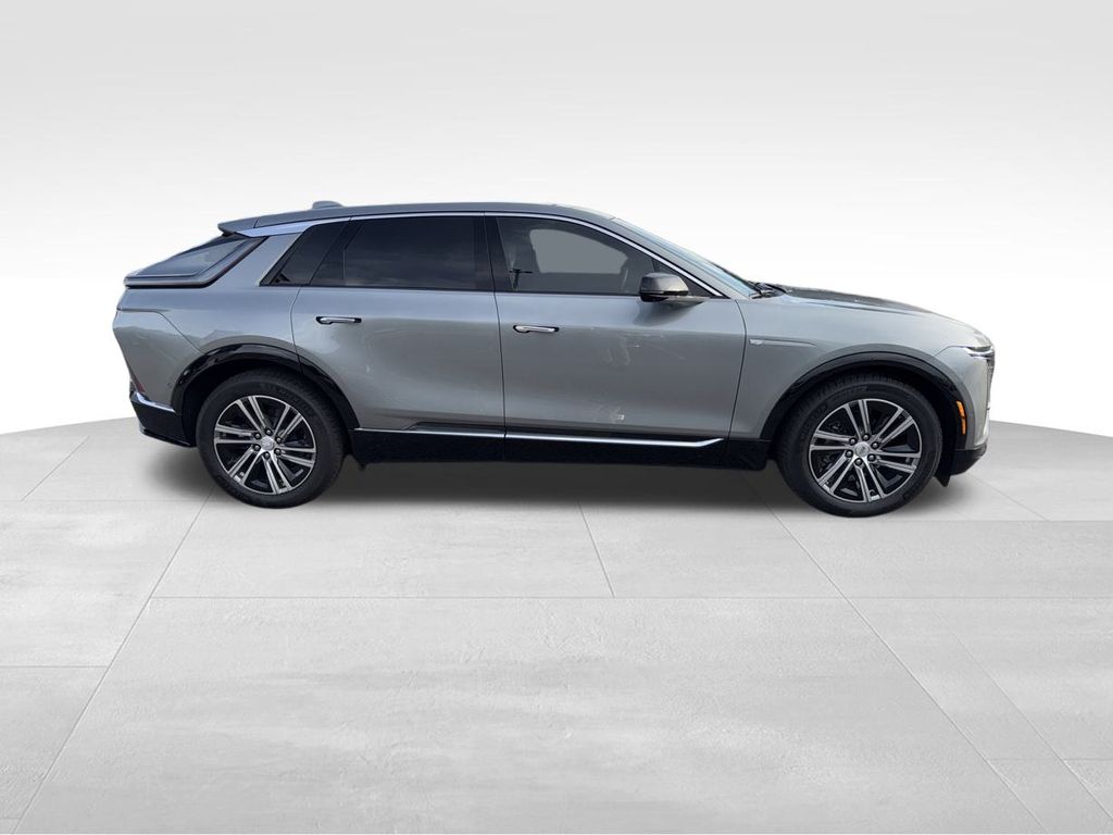 2025 Cadillac Lyriq Luxury photo 3