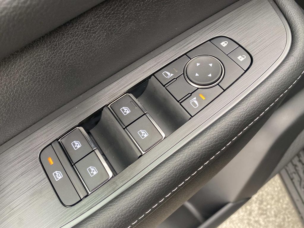 2025 Nissan Armada SV photo 14