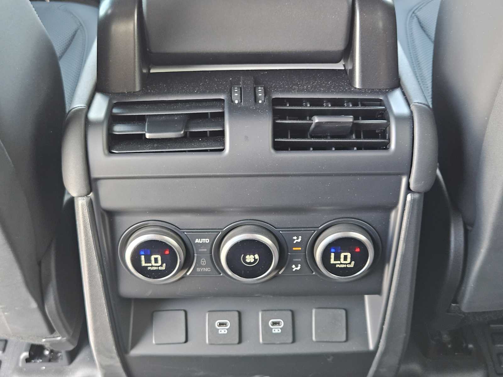 2025 Land Rover Defender 110 X-Dynamic SE photo 24