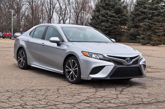 2020 Toyota Camry SE's photo