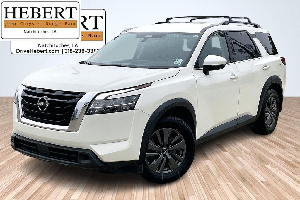2022 Nissan Pathfinder SV's photo