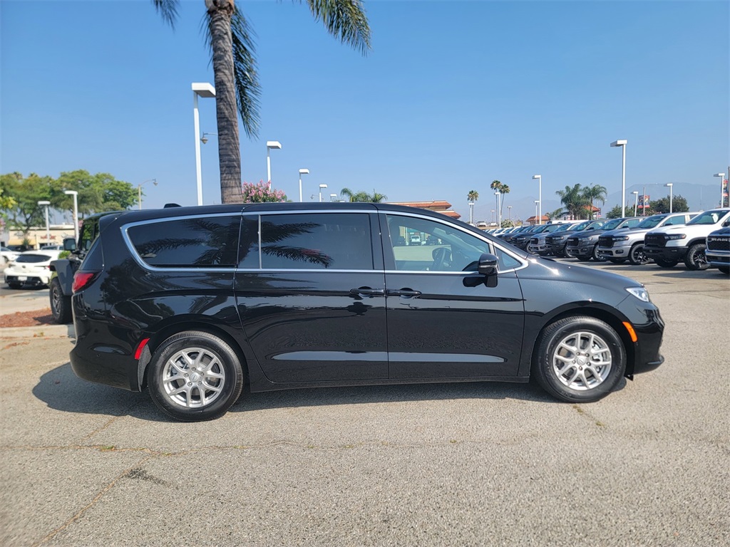 2025 Chrysler Pacifica photo 3