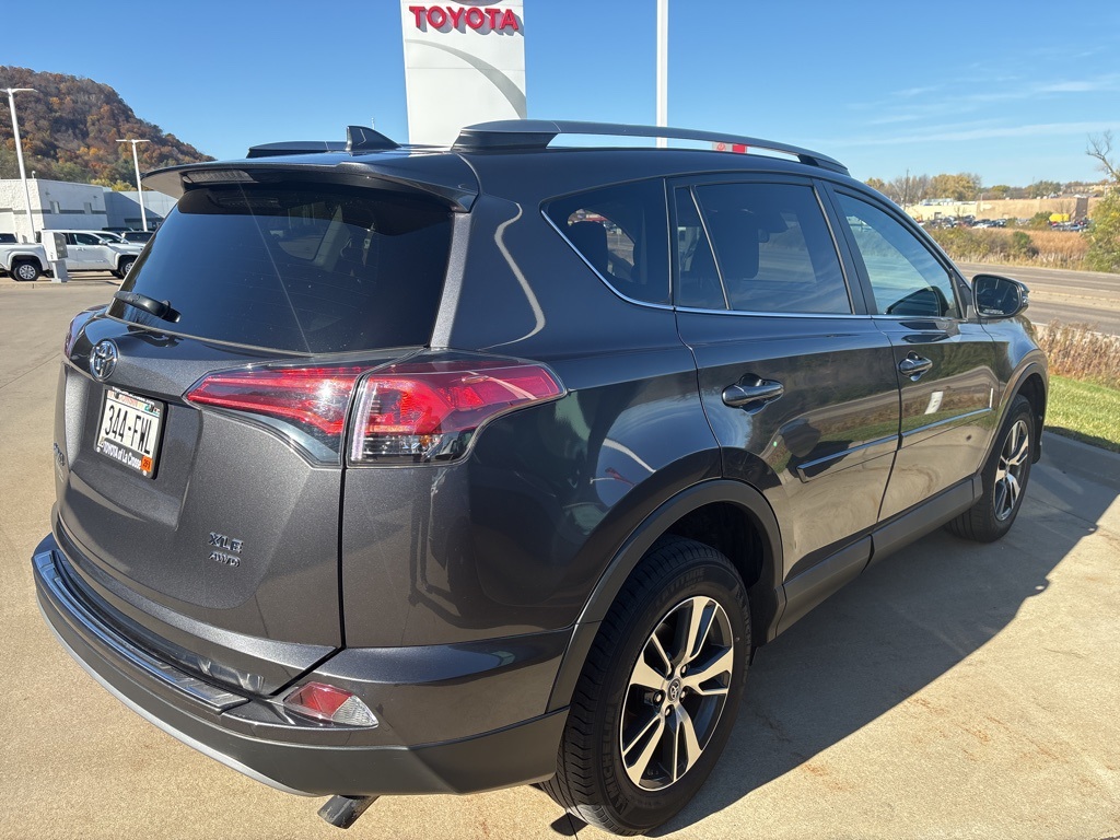 2017 Toyota RAV4 XLE photo 4