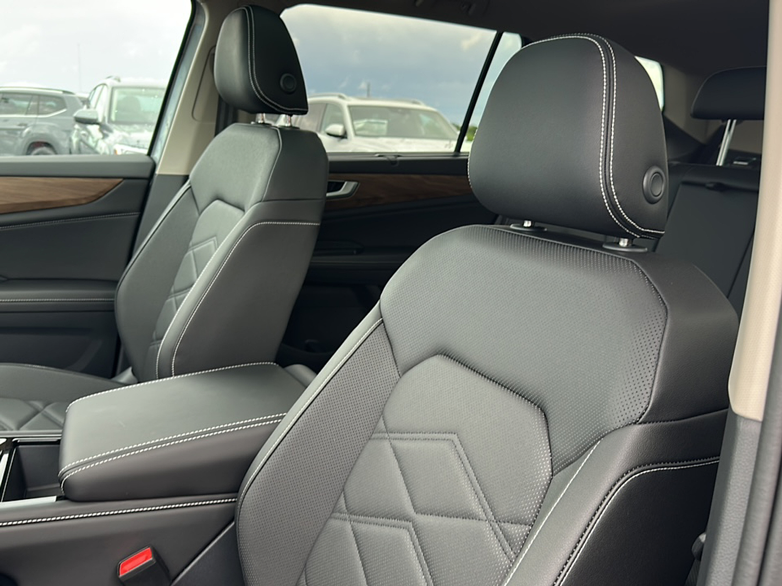 2025 Volkswagen Atlas SE Technology photo 3