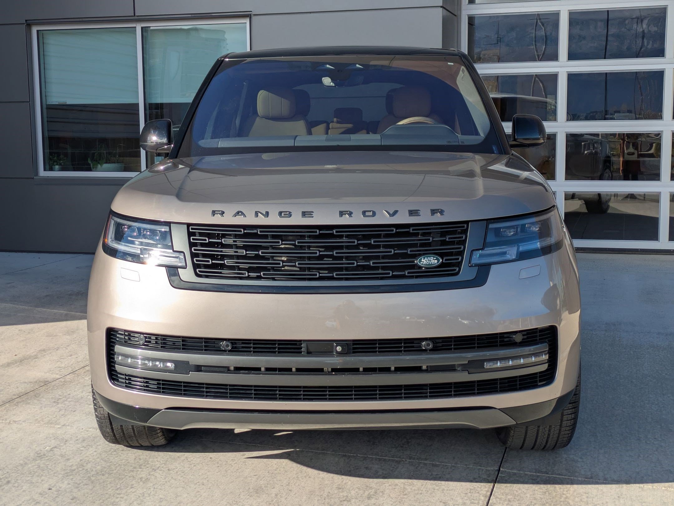 2023 Land Rover Range Rover SE photo 2