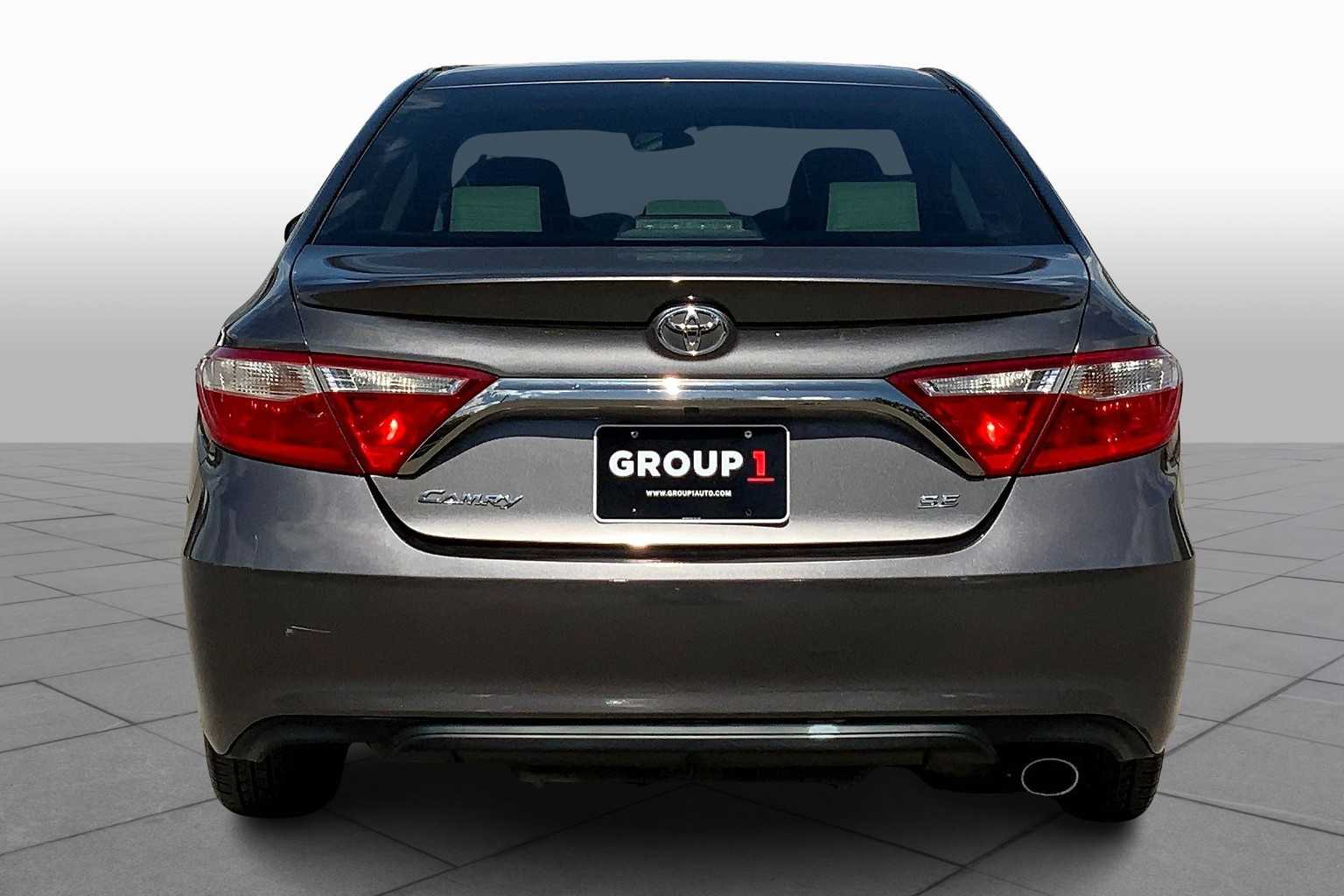 2017 Toyota Camry SE photo 4