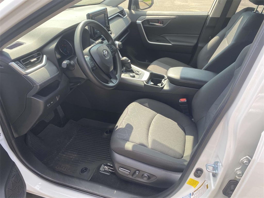2021 Toyota RAV4 Hybrid XLE photo 11