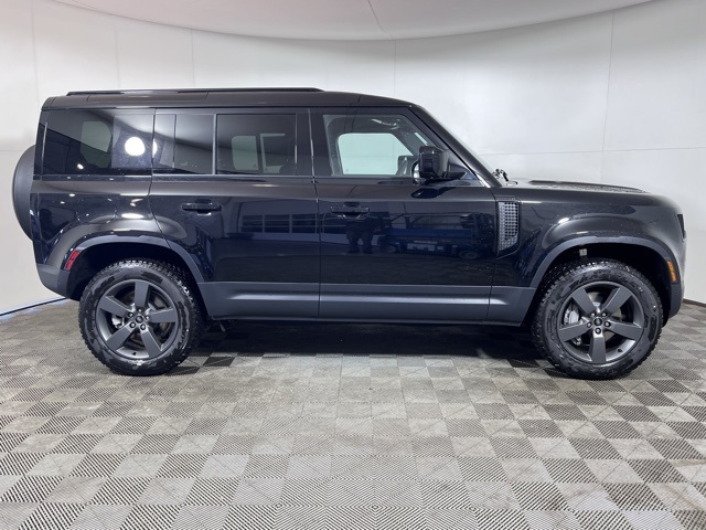2025 Land Rover Defender 110 S photo 6