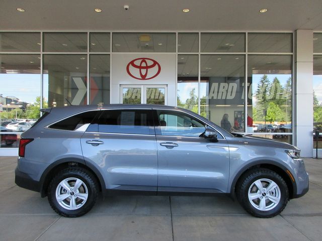 2022 Kia Sorento LX photo 2