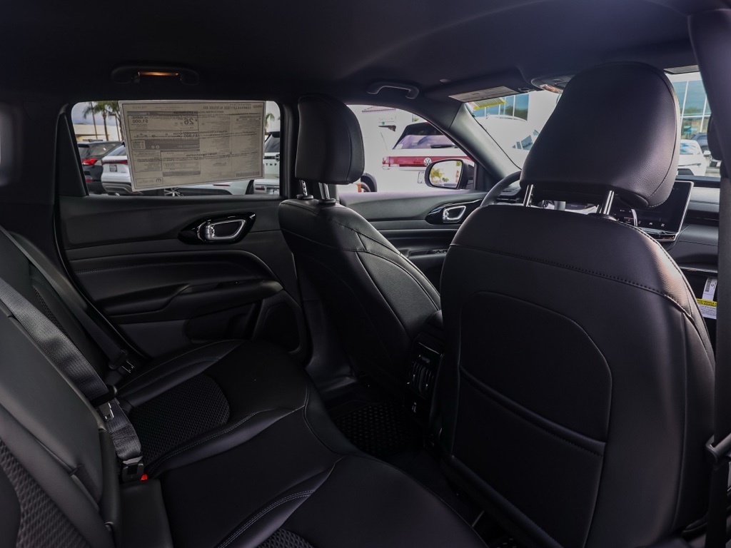 New 2026 Silver Zynith Metallic Clear-Coat Exterior Paint Jeep Latitude image 16