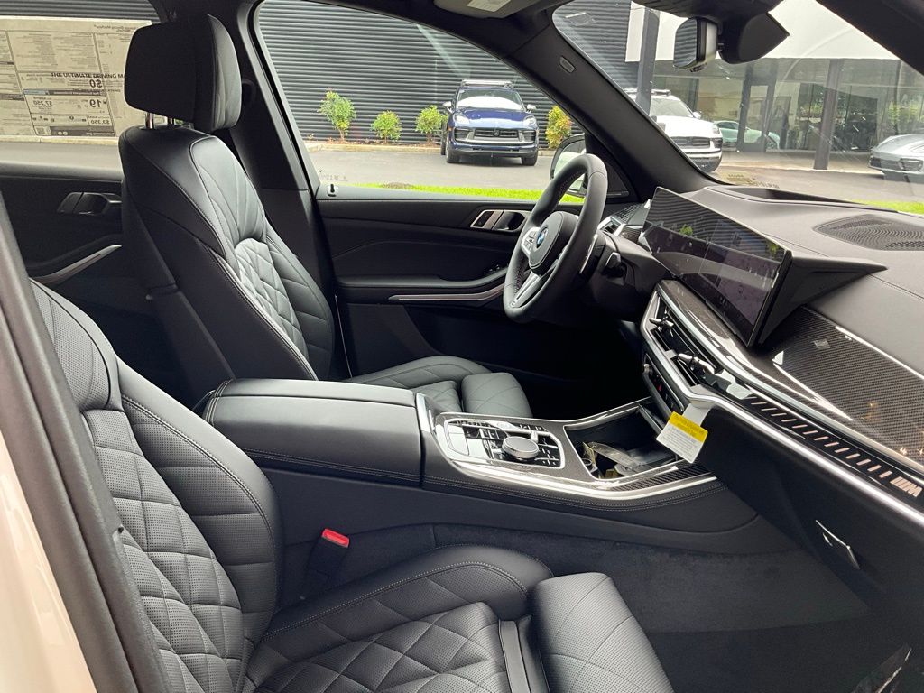 Used 2025 Alpine White BMW M60i image 6