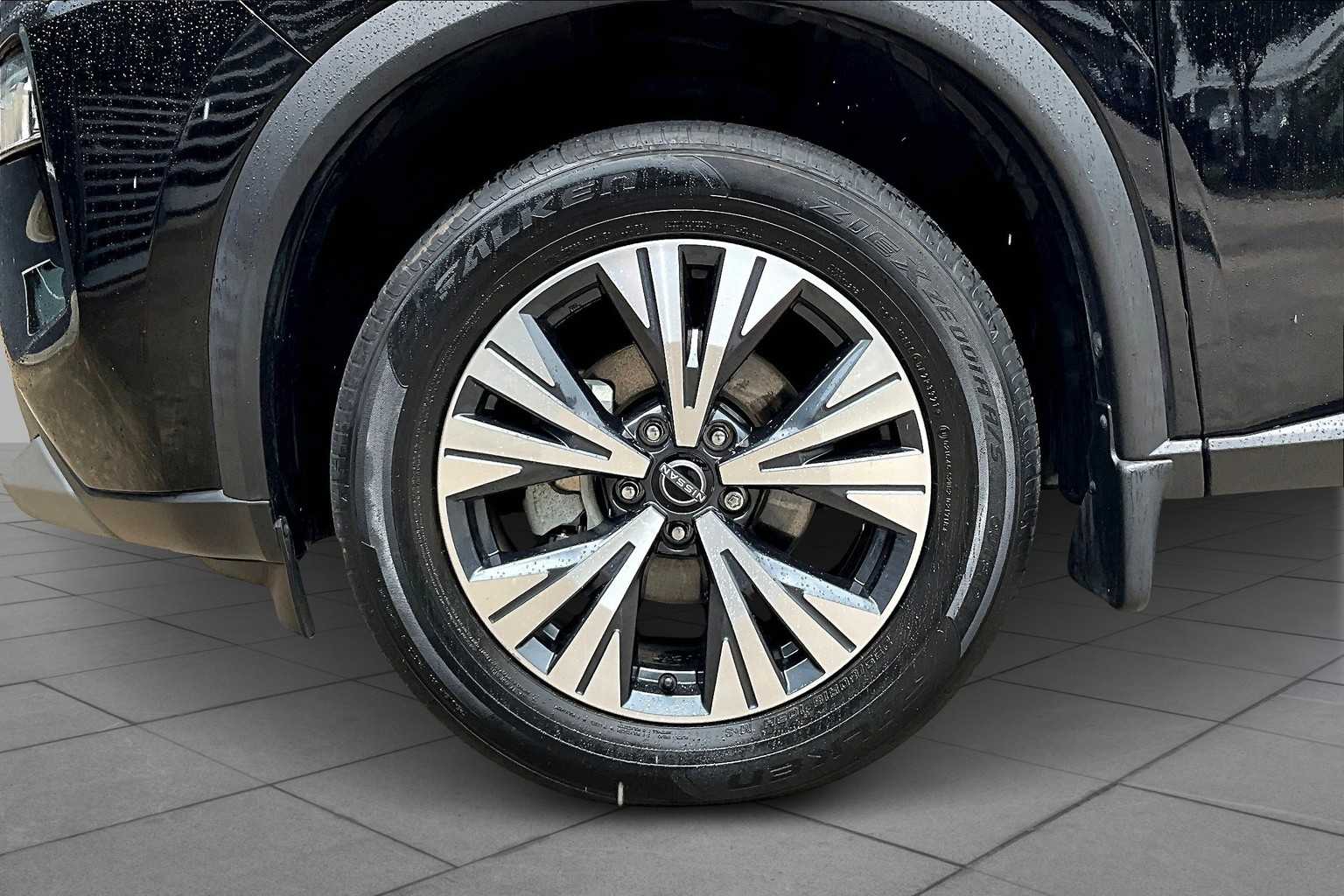 2022 Nissan Rogue SV photo 9