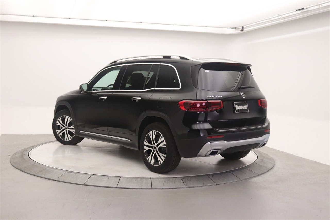 2025 Mercedes Benz GLB 250 photo 2