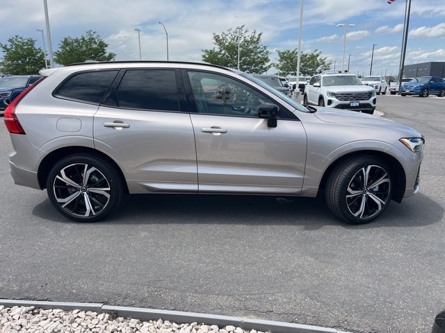 2025 Volvo XC60 B5 photo 6
