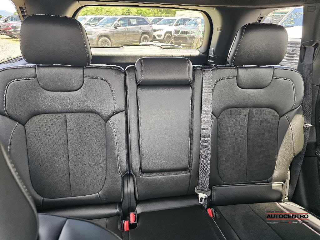 2025 Jeep Grand Cherokee Laredo Altitude photo 2
