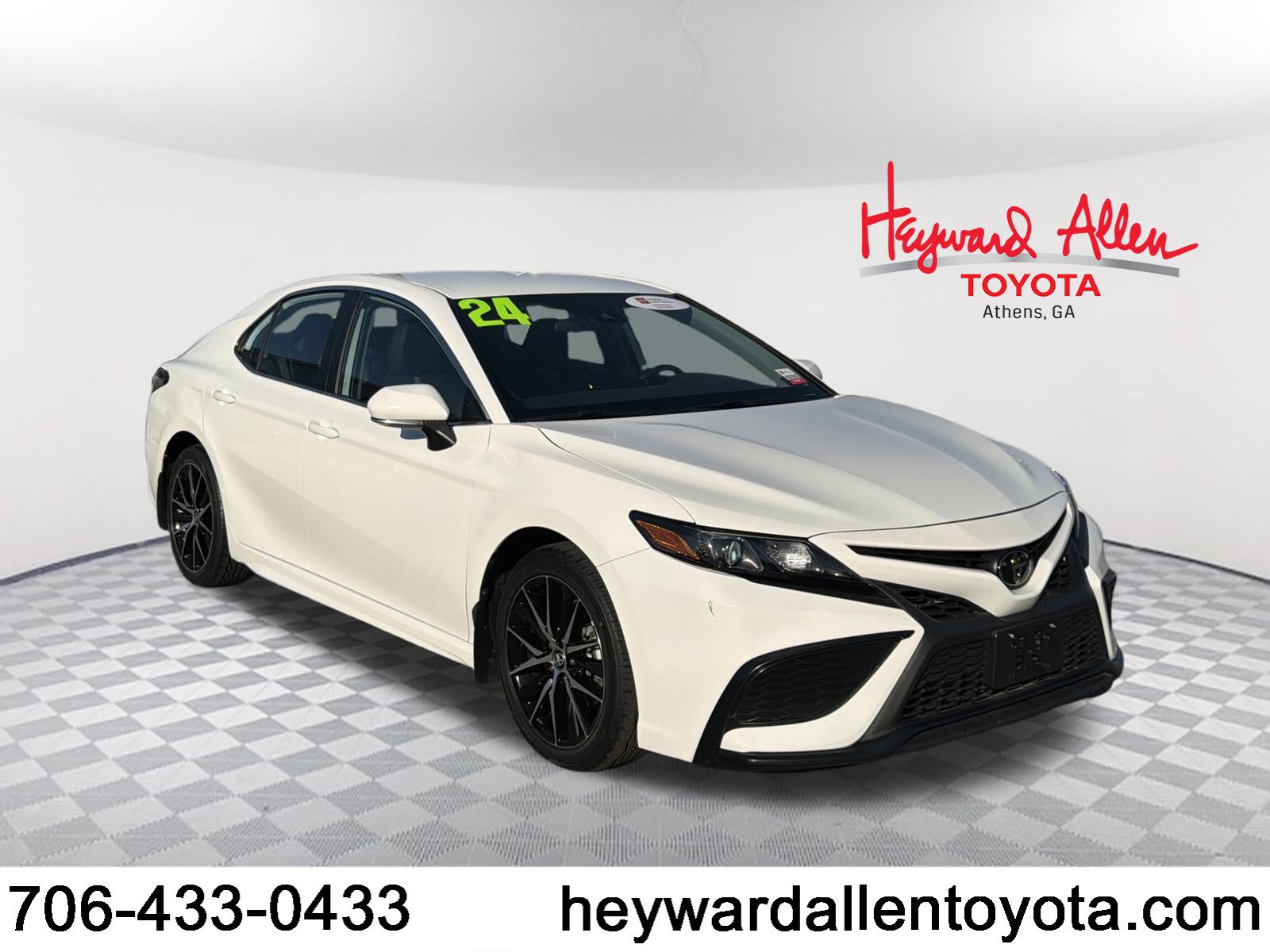 2024 Toyota Camry SE's photo