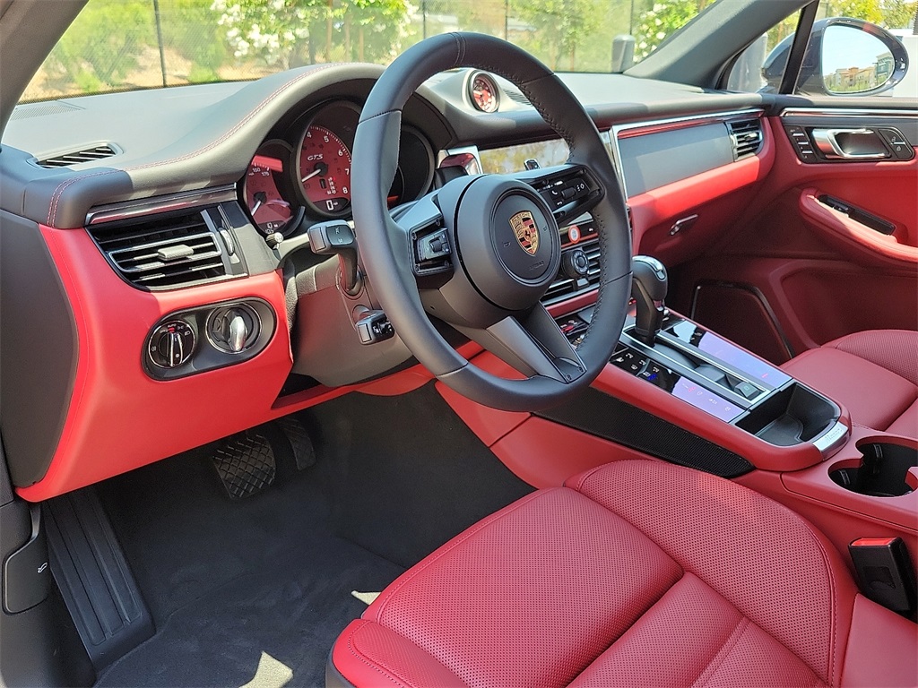 2025 Porsche Macan GTS photo 3