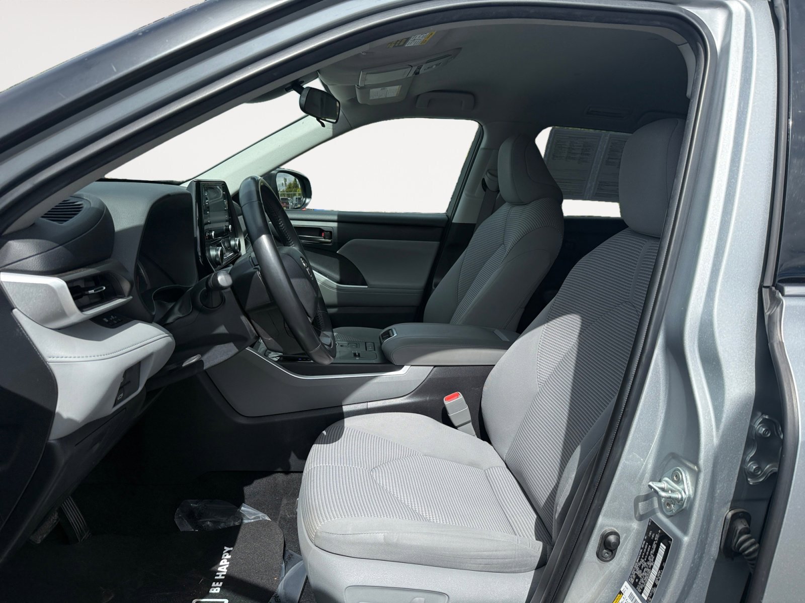2022 Toyota Highlander LE photo 9