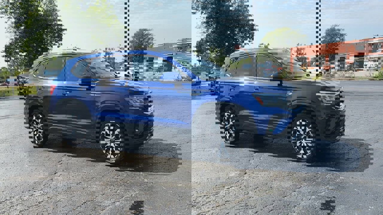 2022 Volkswagen Taos SE photo 2