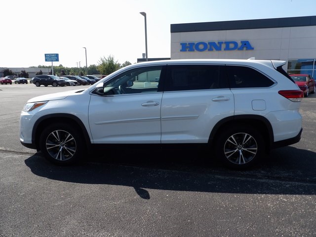 2019 Toyota Highlander LE photo 4