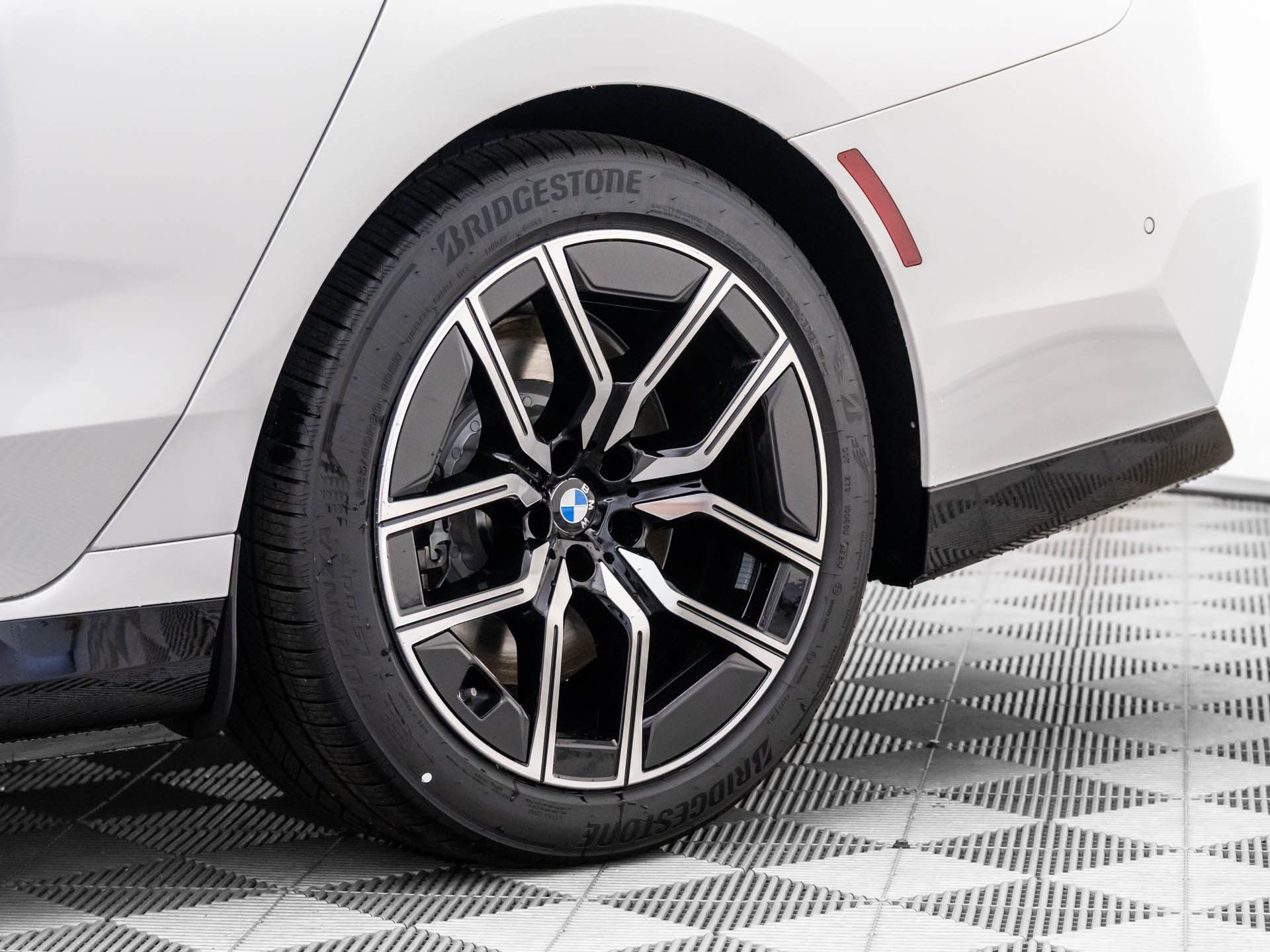 New 2025 Mineral White Metallic BMW 750e xDrive image 34