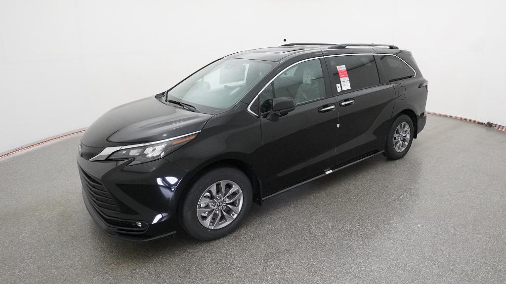 2026 Toyota Sienna XLE's photo