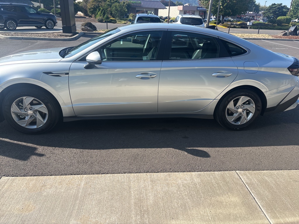 2025 Hyundai Sonata SE photo 2