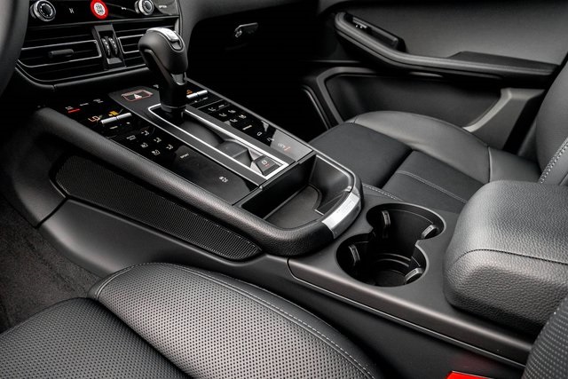 2025 Porsche Macan T photo 19