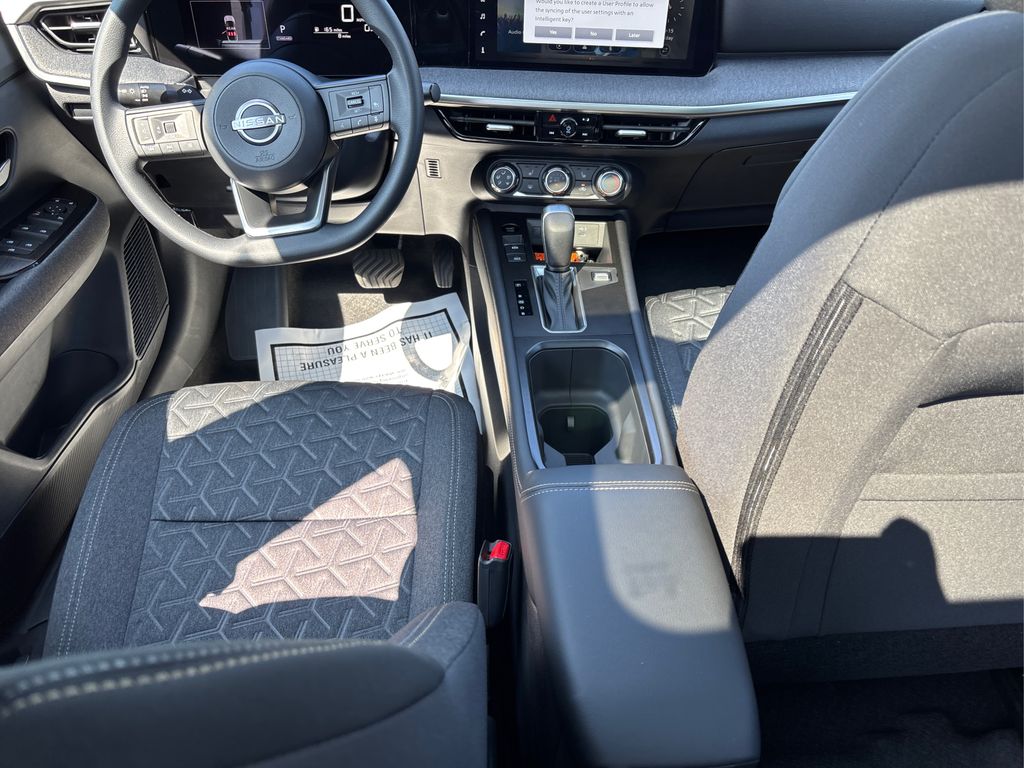 2025 Nissan Kicks SV photo 18