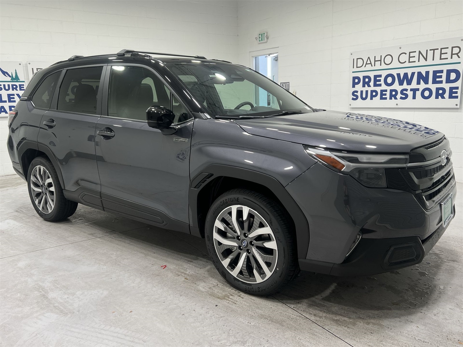 2025 Subaru Forester Touring photo 2