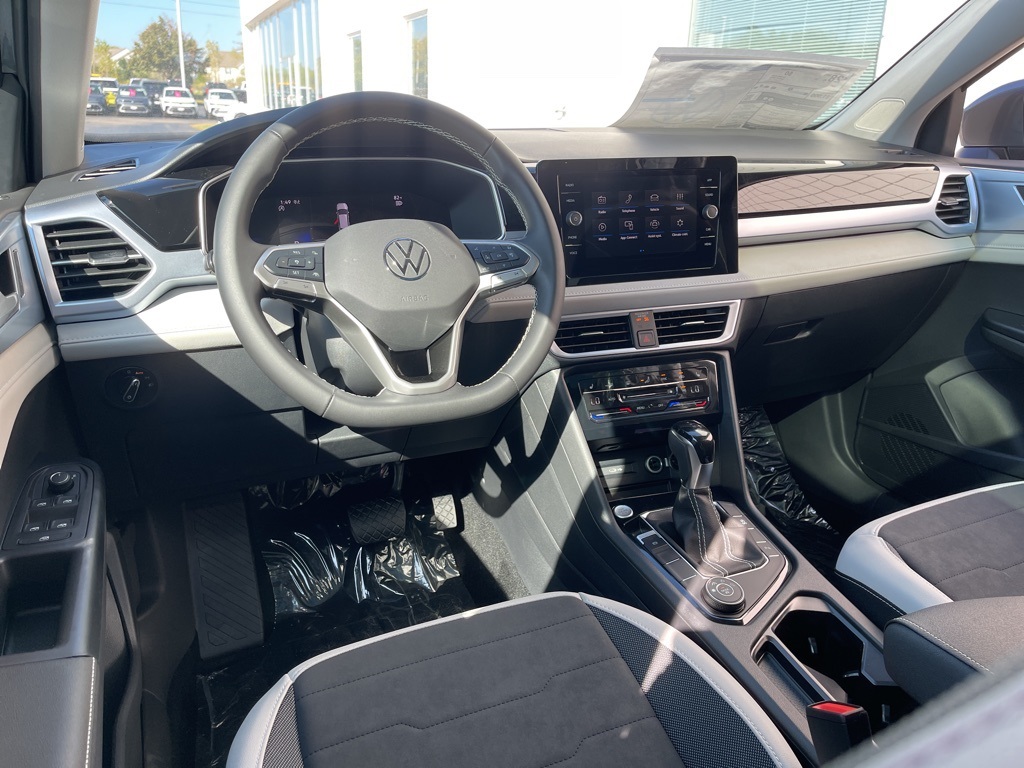 2025 Volkswagen Taos SE photo 18