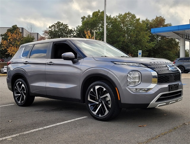 2023 Mitsubishi Outlander SE's photo