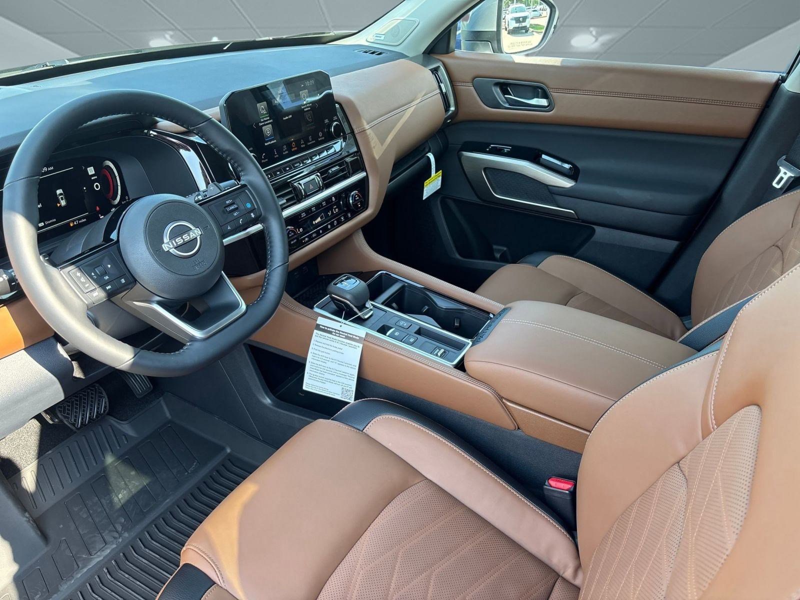 2025 Nissan Pathfinder Platinum photo 4