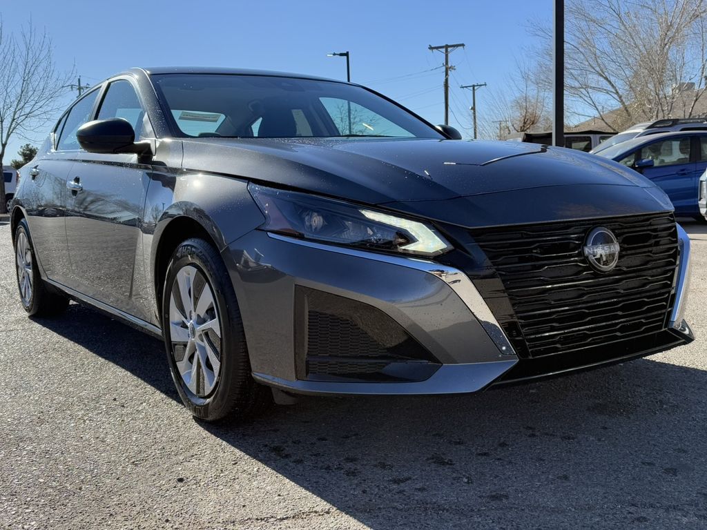 2025 Nissan Altima S's photo