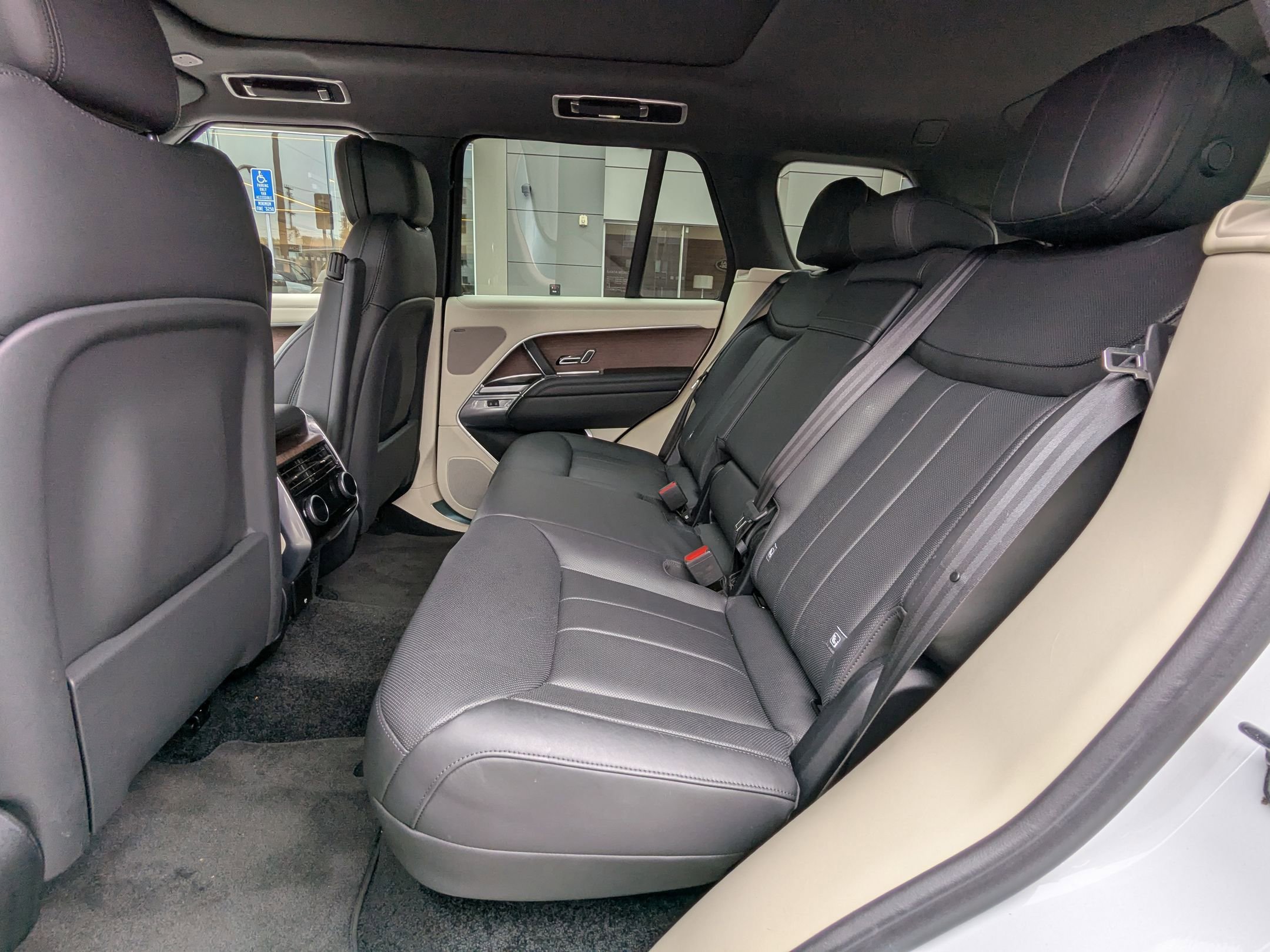 2024 Land Rover Range Rover SE photo 19