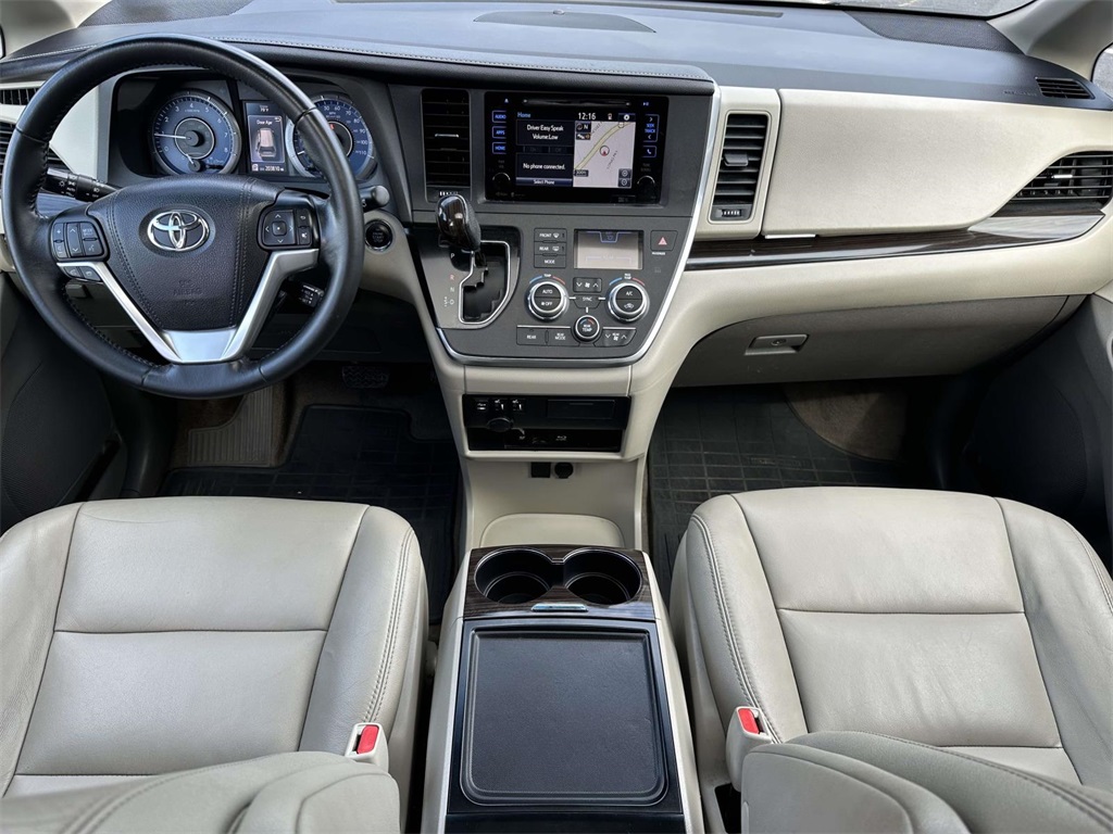 2015 Toyota Sienna XLE Premium photo 2