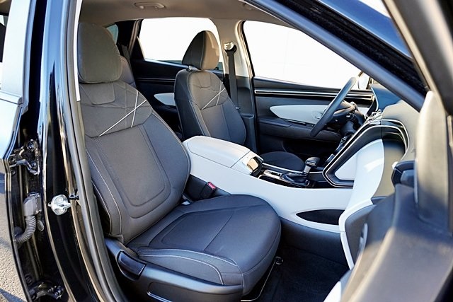 Used 2023 Black Hyundai SE image 10