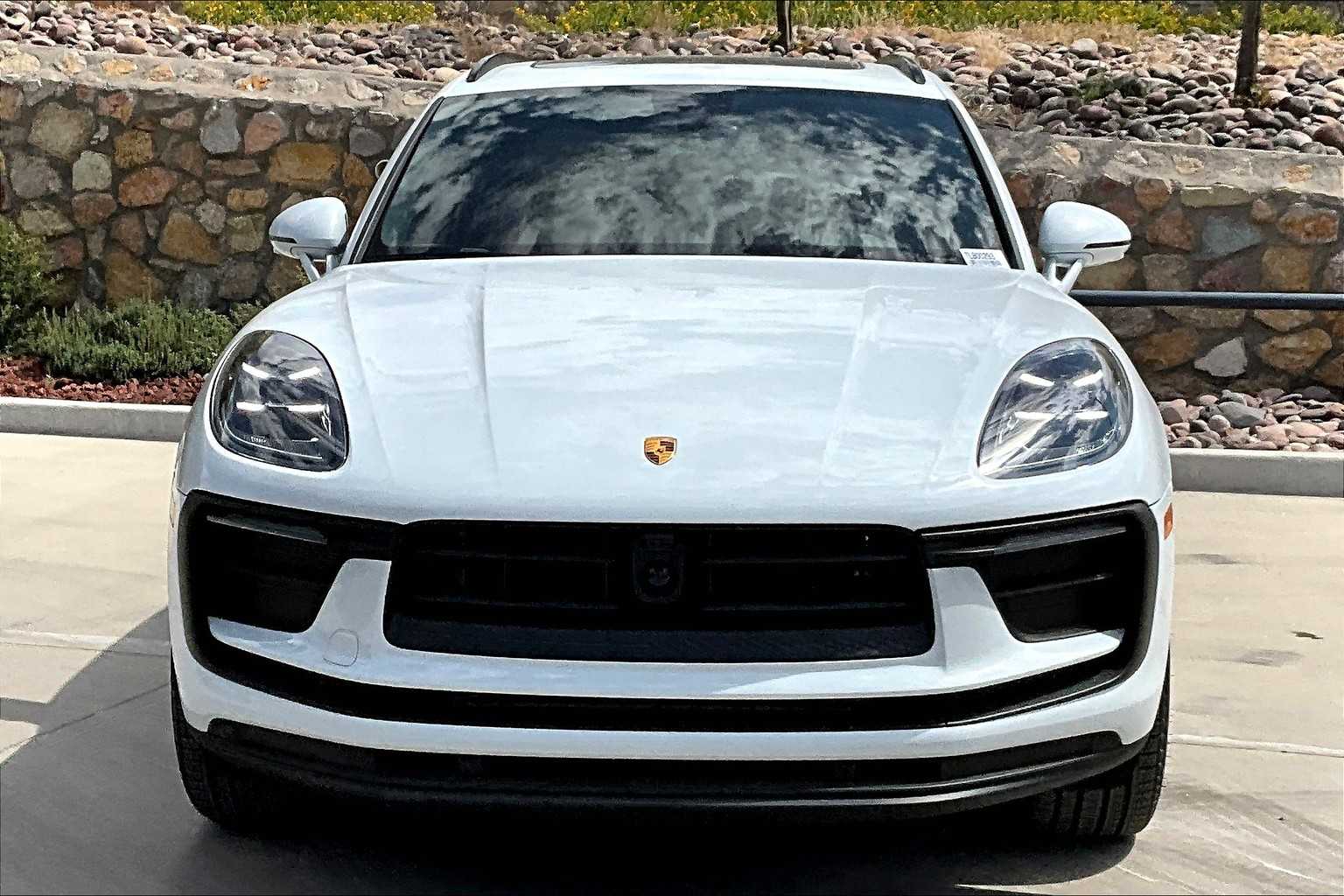 2026 Porsche Macan T photo 10