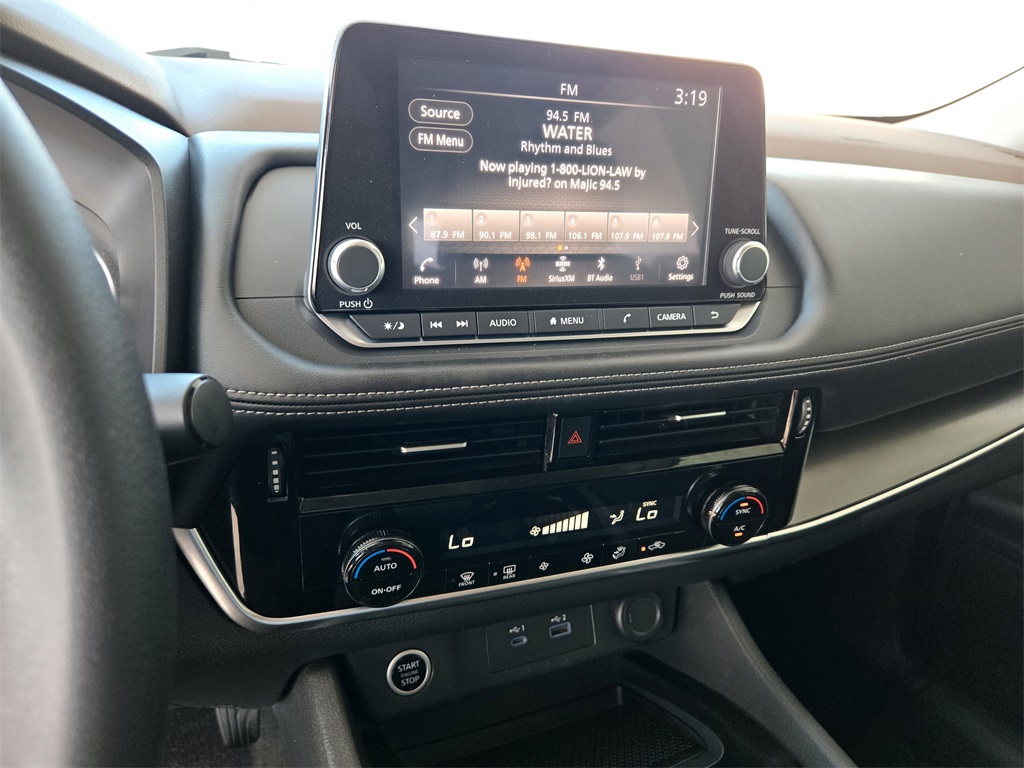 2022 Nissan Rogue SV photo 17