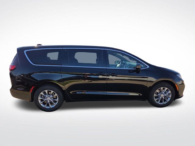 2026 Chrysler Pacifica photo 2