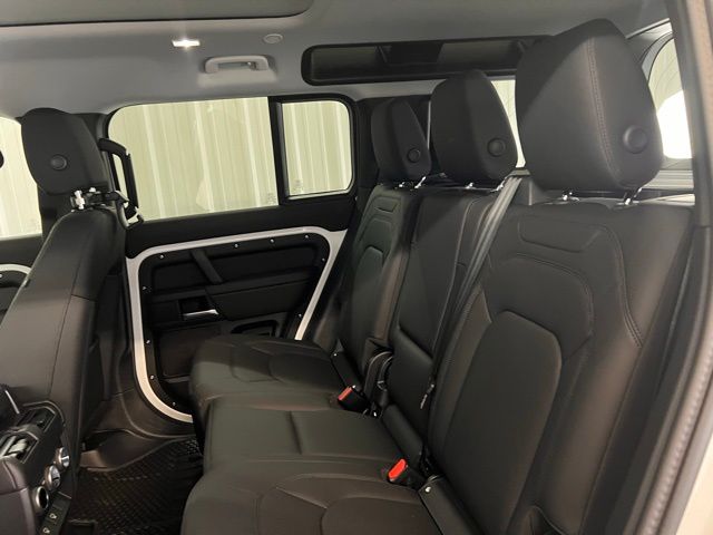 2025 Land Rover Defender 110 S photo 7