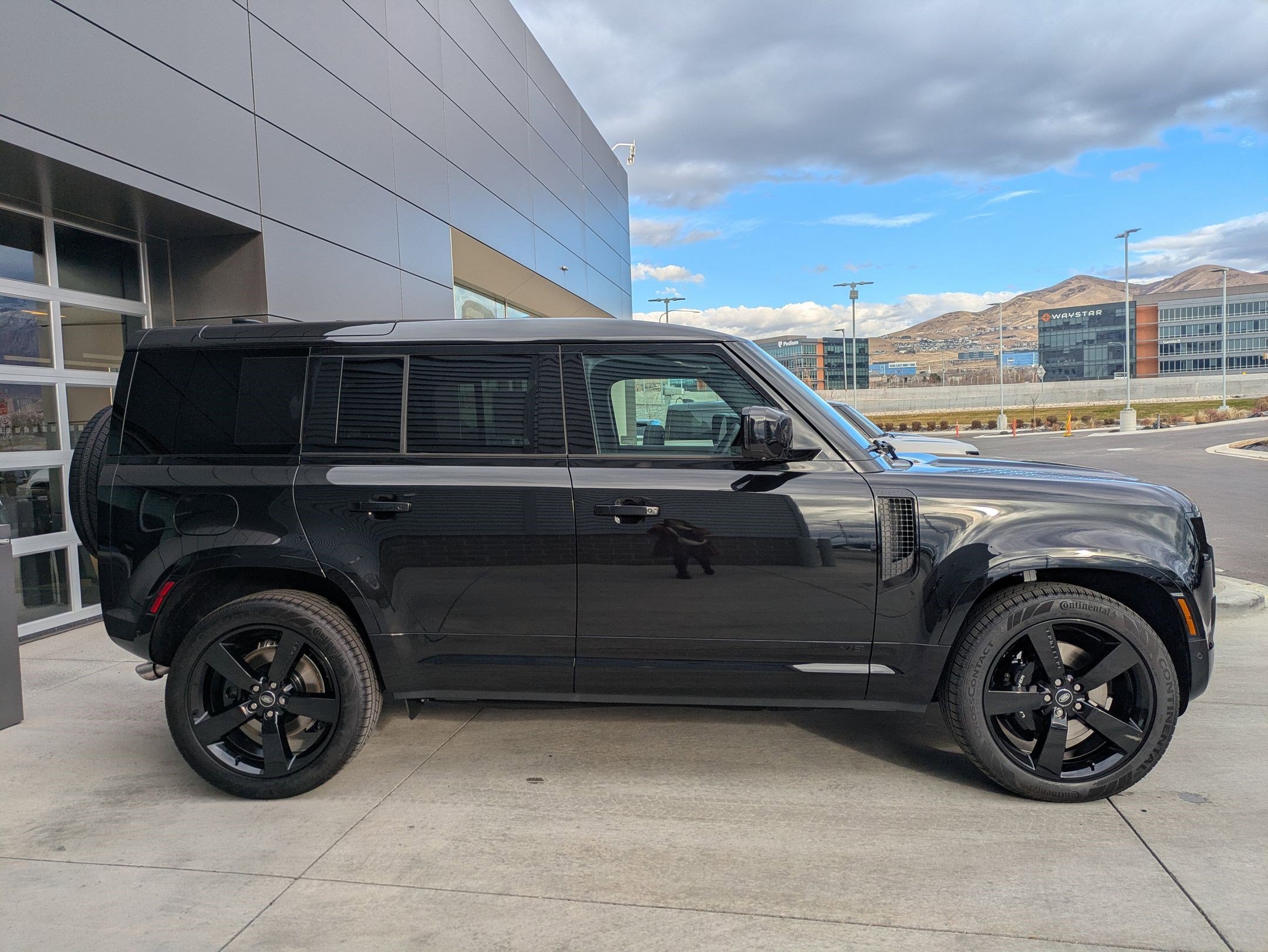 2025 Land Rover Defender 110 V8 photo 3