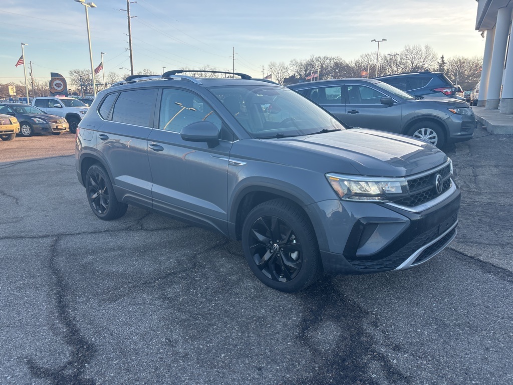 2022 Volkswagen Taos SE's photo