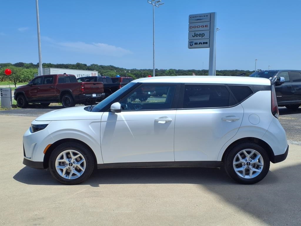 2023 Kia Soul LX photo 2