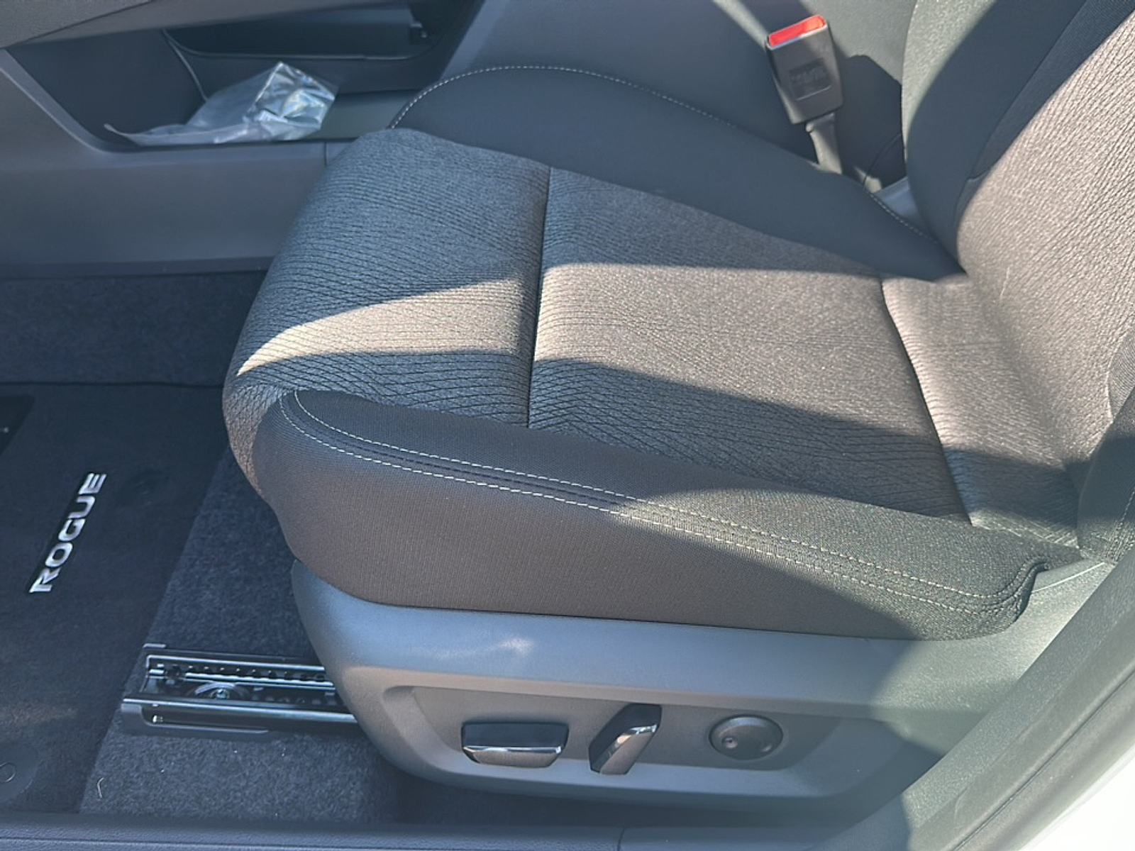 2026 Nissan Rogue SV photo 4
